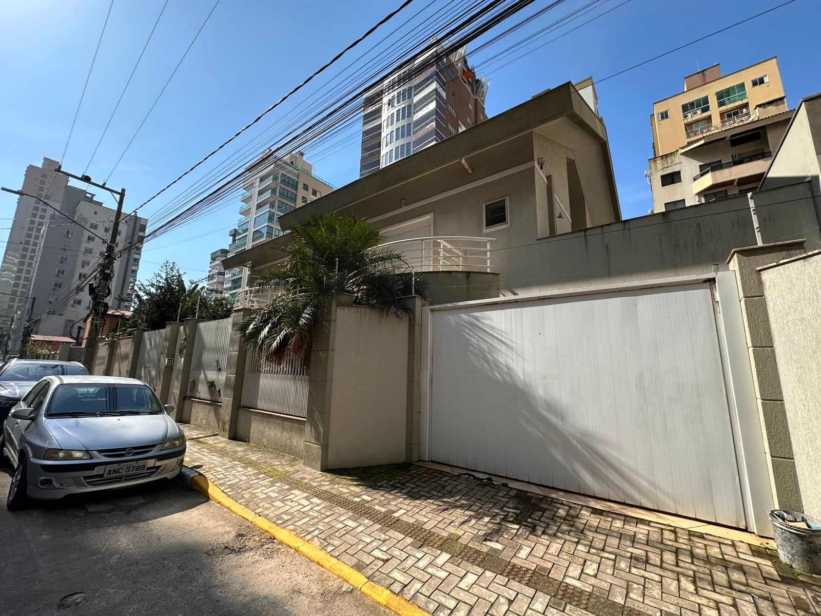 Casa 5 suítes para locação anual na Rua 242, Meia Praia, Itapema