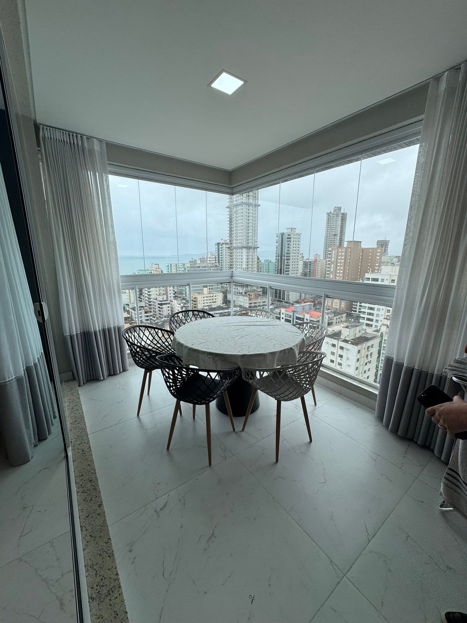 Apartamento 4 suítes mobiliado vista mar no Ed. Vision, Meia Praia, Itapema