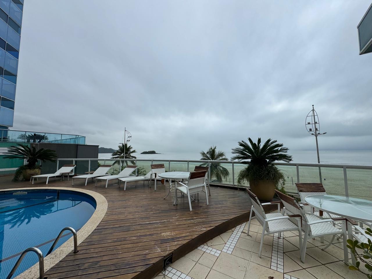 Apartamento 5 suítes mobiliado frente mar para locação anual no Ed. Saint Antoine, Barra Sul, Balneário Camboriú