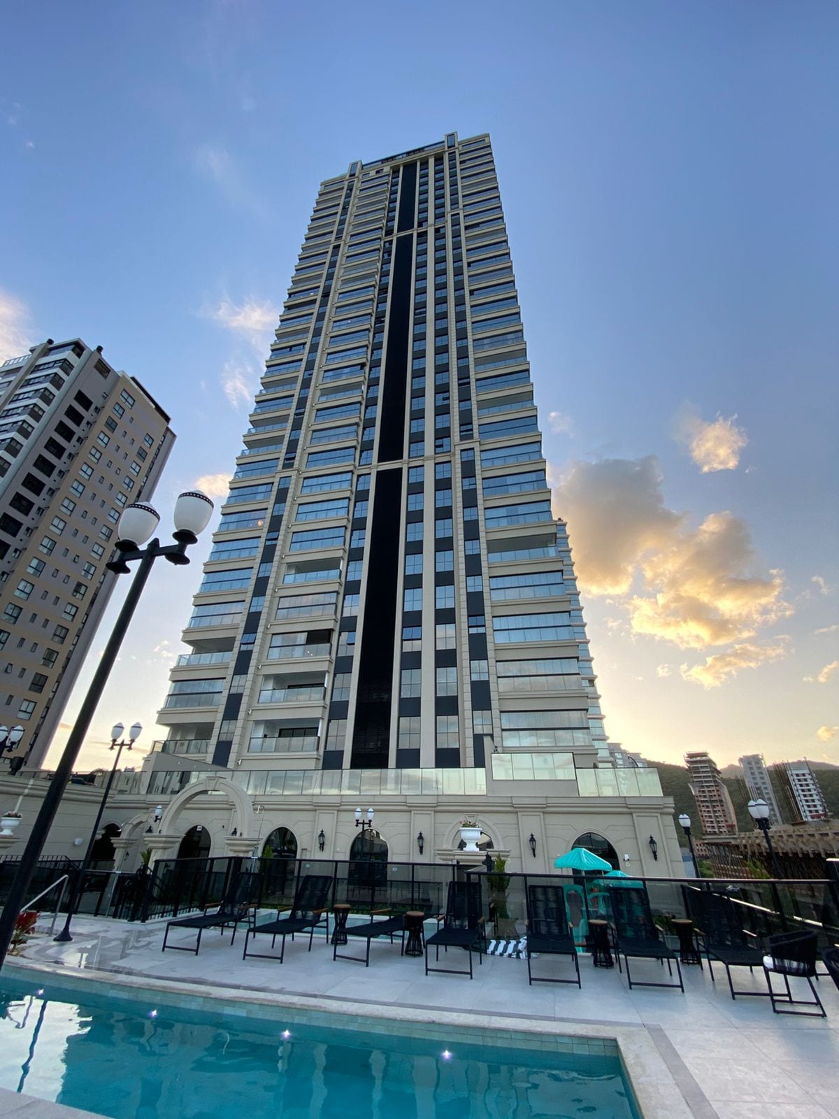 Apartamento 4 suítes mobiliado no Ed. St. Clair, Centro, Itapema