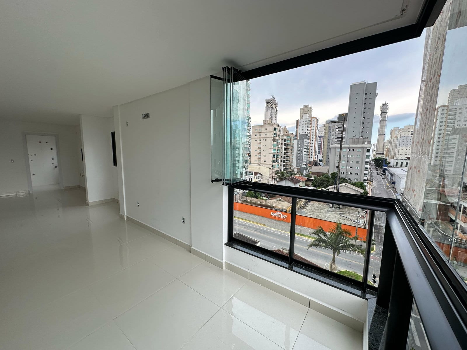 Apartamento 3 suítes no Residencial Montenegro, Meia Praia, Itapema