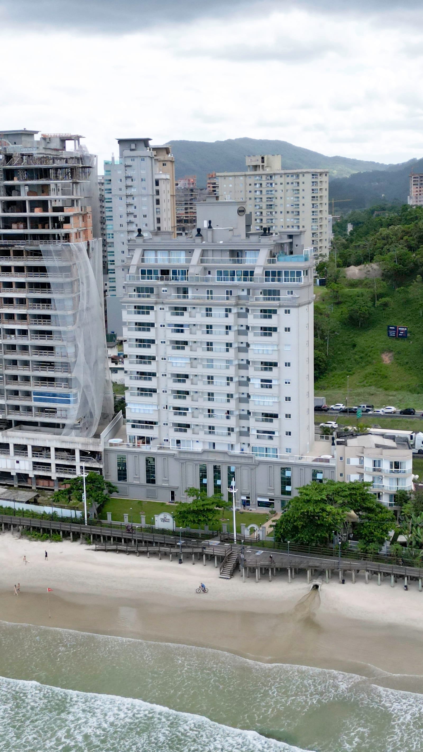Apartamento 3 suítes mobiliado no Ed. Château de Florence, Centro, Itapema