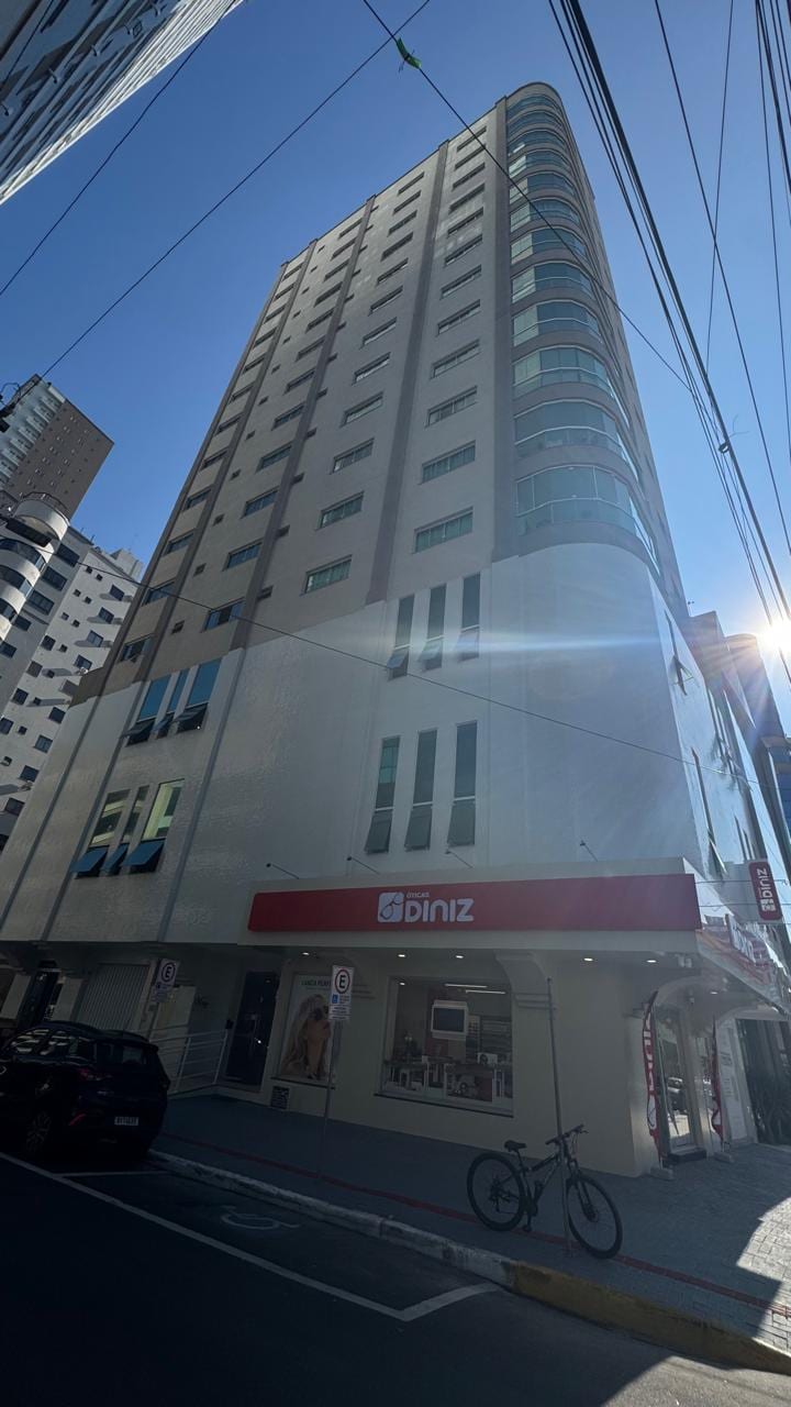 Apartamento 3 dormitórios frente mar no Ed. Lago Maggiore, Meia Praia, Itapema