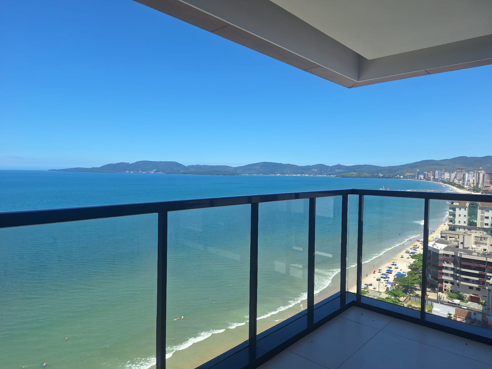 Apartamento 4 suítes mobiliado no Saint Laurent Residence, Meia Praia, Itapema