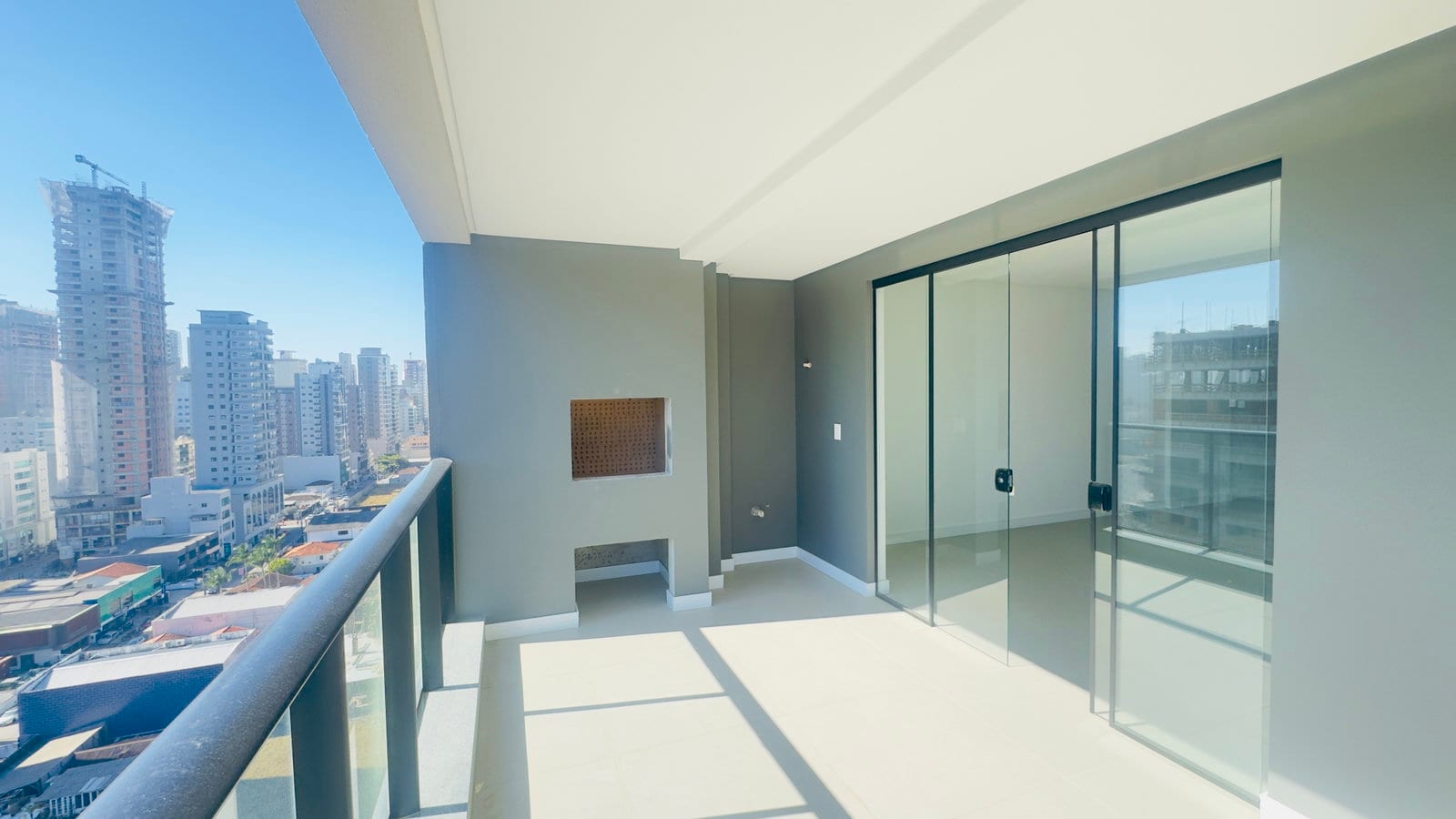 Apartamento 3 suítes no Ed. La Gioia Residenziale, Meia Praia, Itapema