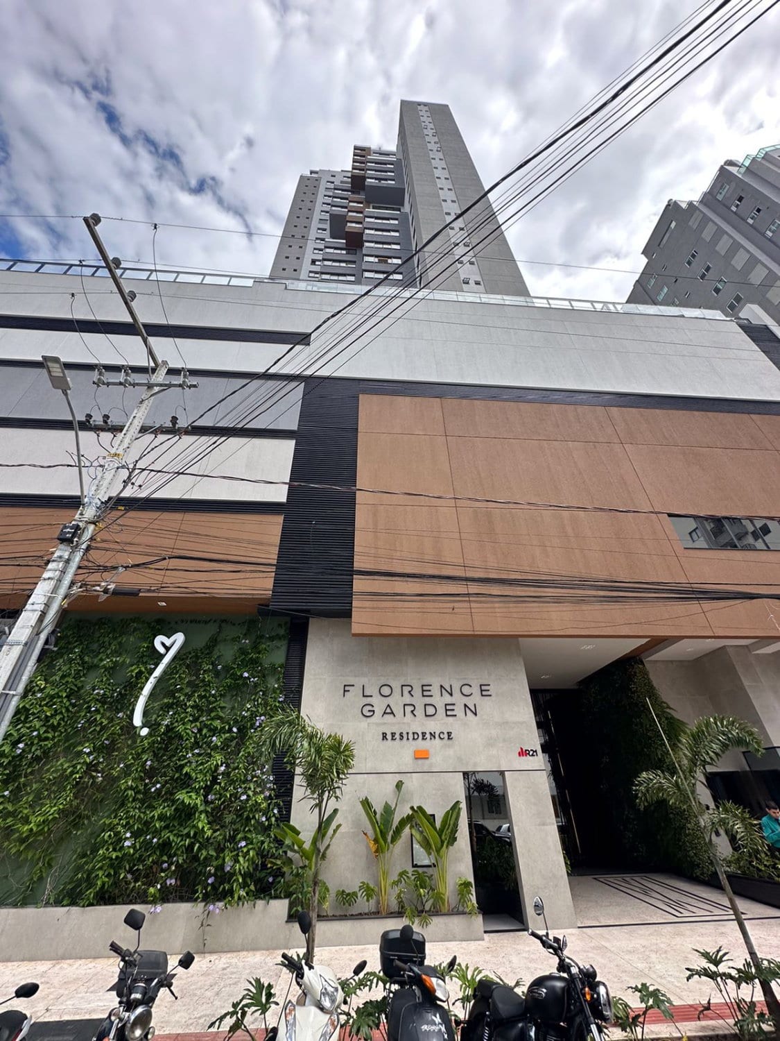 Apartamento 3 suítes mobiliado para locação anual no Ed. Florence Garden, Centro, Balneário Camboriú