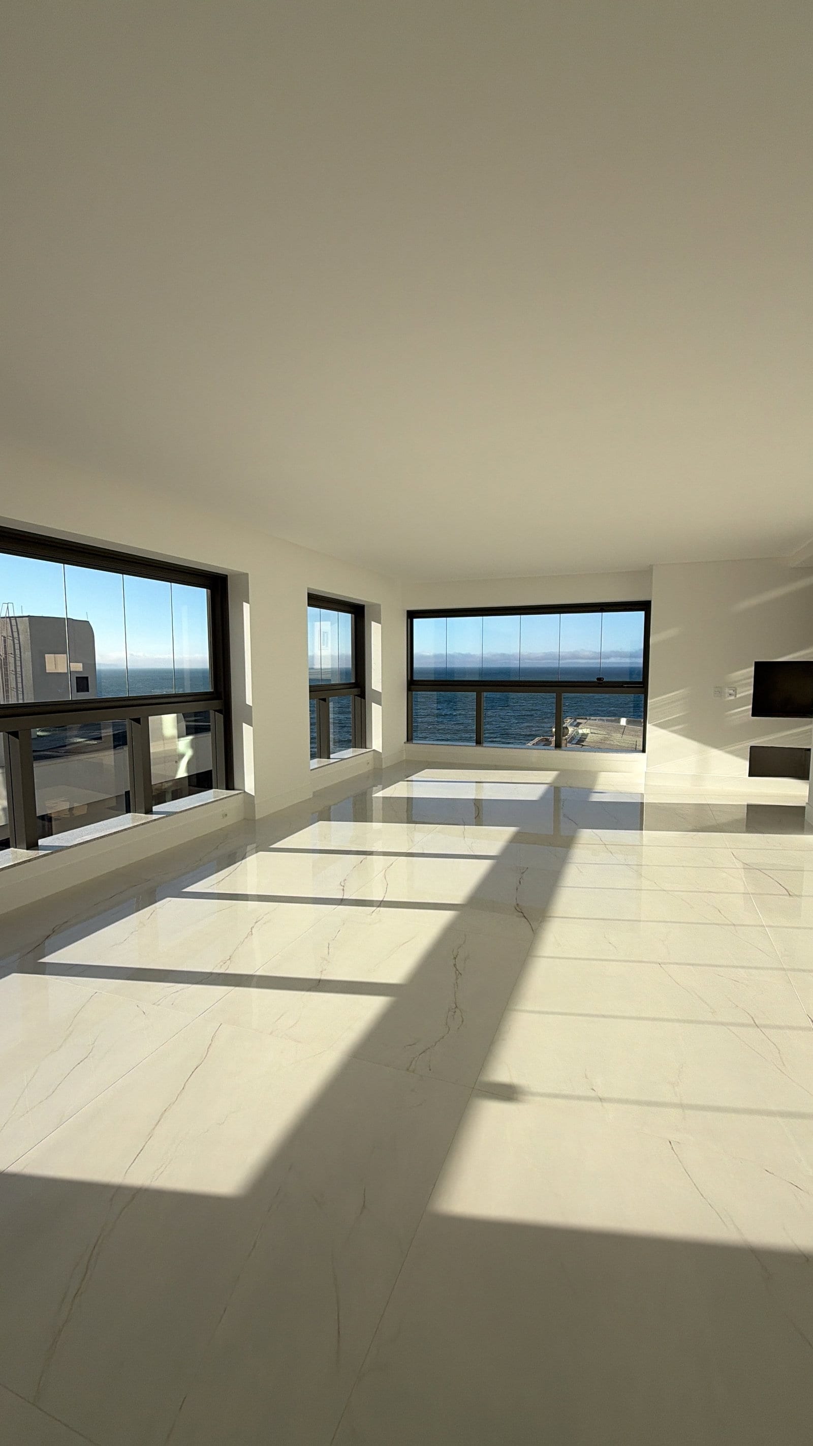 Apartamento 4 suítes mobiliado no Ed. Mares do Sul, Meia Praia, Itapema