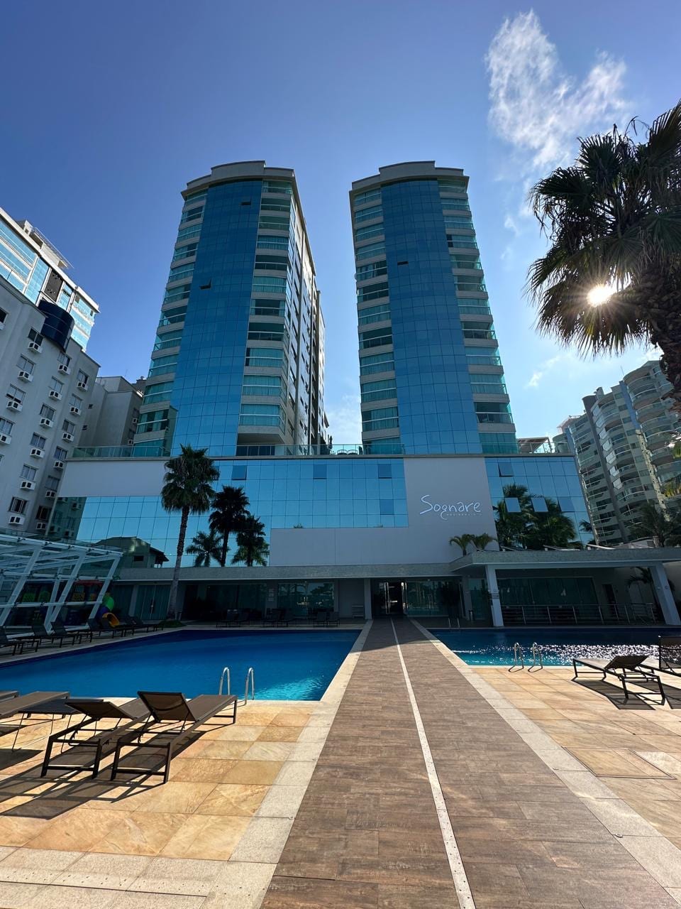 Apartamento 4 suítes mobiliado frente mar no Ed. Sognare Residenziale, Meia Praia, Itapema