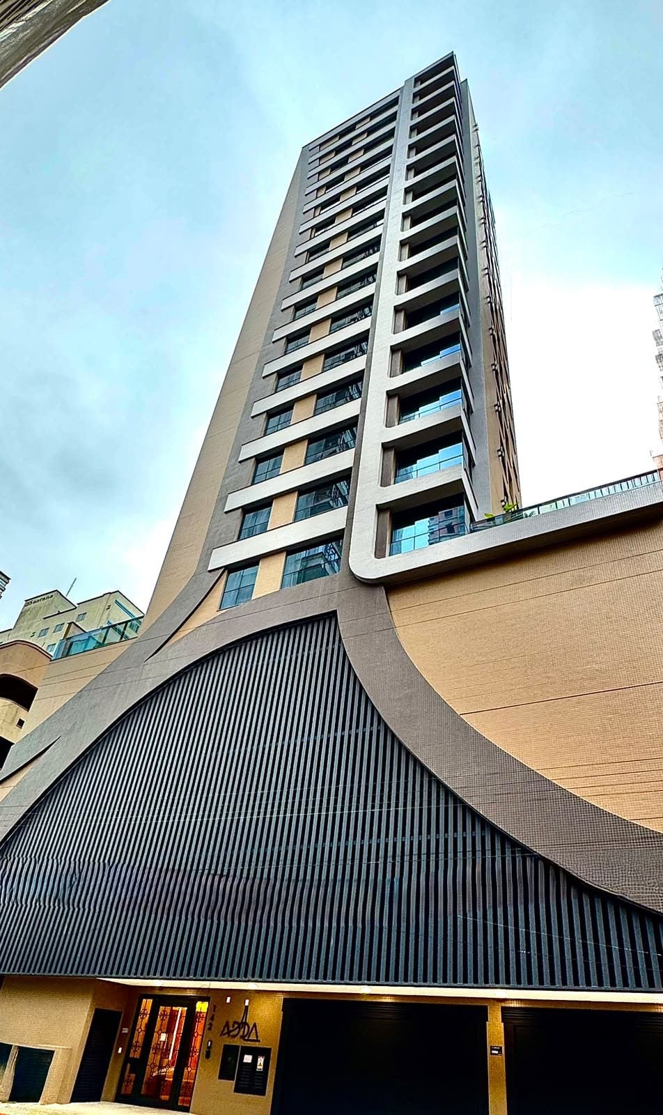 Apartamento 4 suítes mobiliado no Residencial Adda, Meia Praia, Itapema