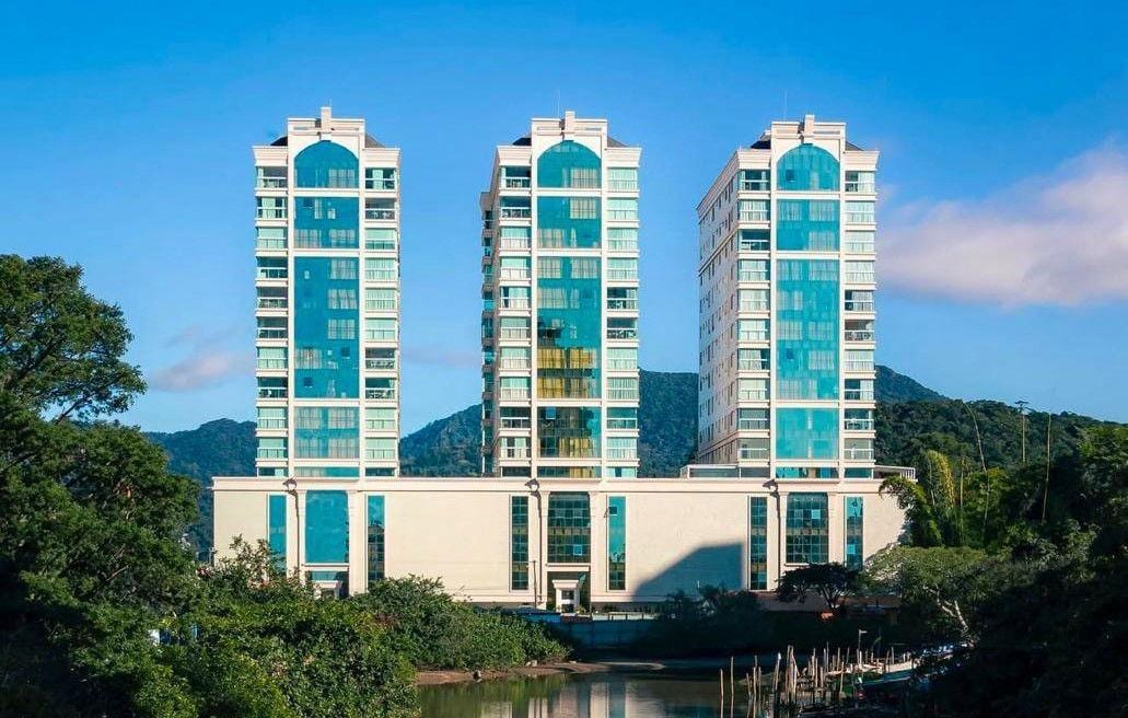 Apartamento 3 suítes semimobiliado no Ed. Le Tre Torri, Centro, Itapema