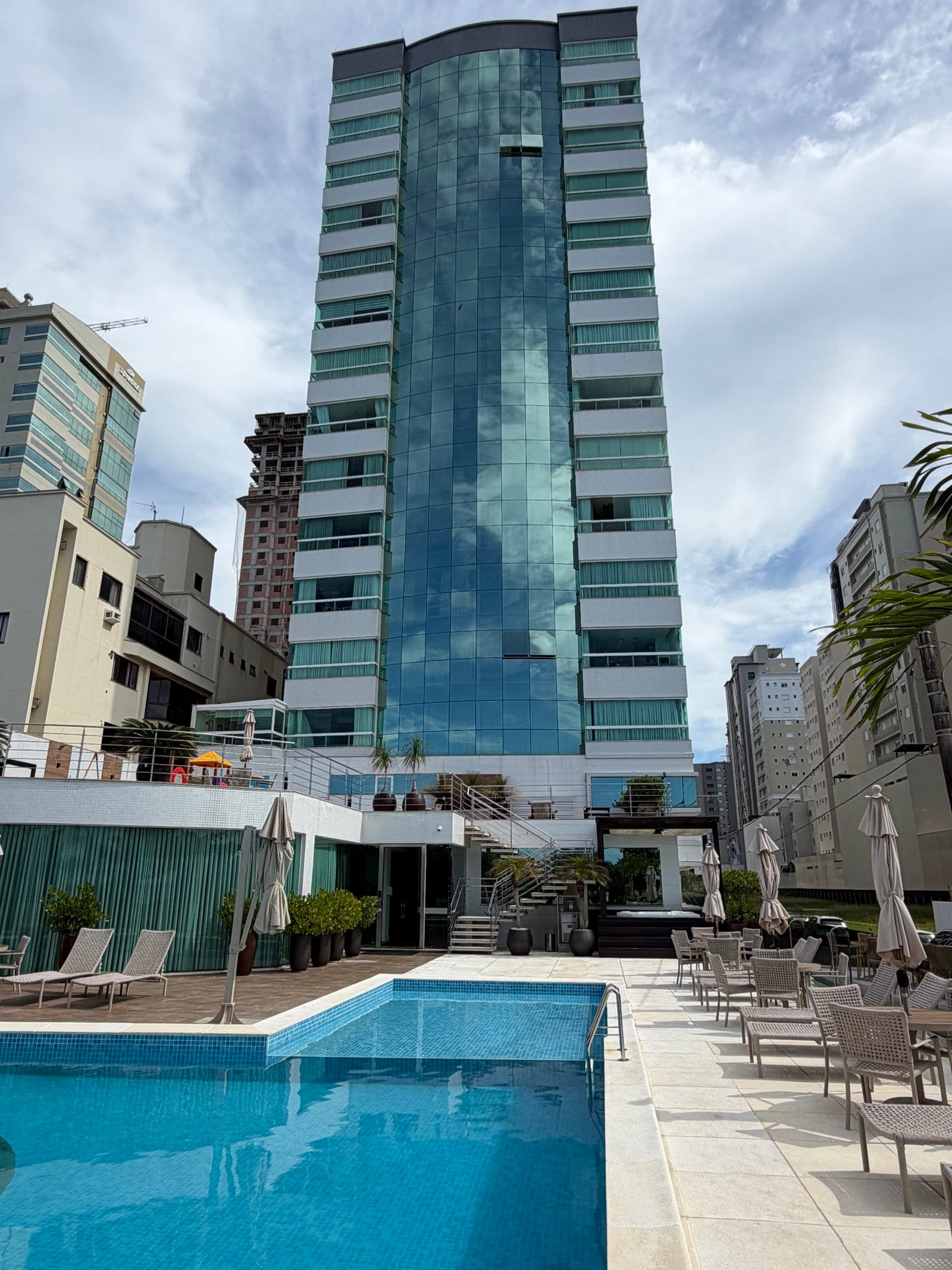 Apartamento 4 suítes mobiliado frente mar no Ed. Venezia Residenziale, Meia Praia, Itapema
