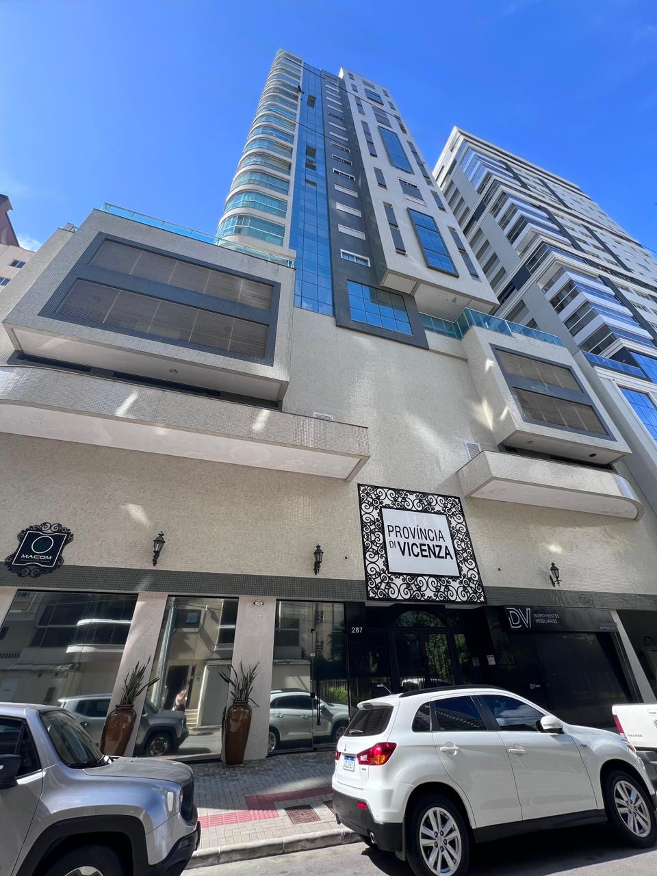 Apartamento 4 suítes mobiliado no Residencial Provincia di Vicenza, Meia Praia, Itapema